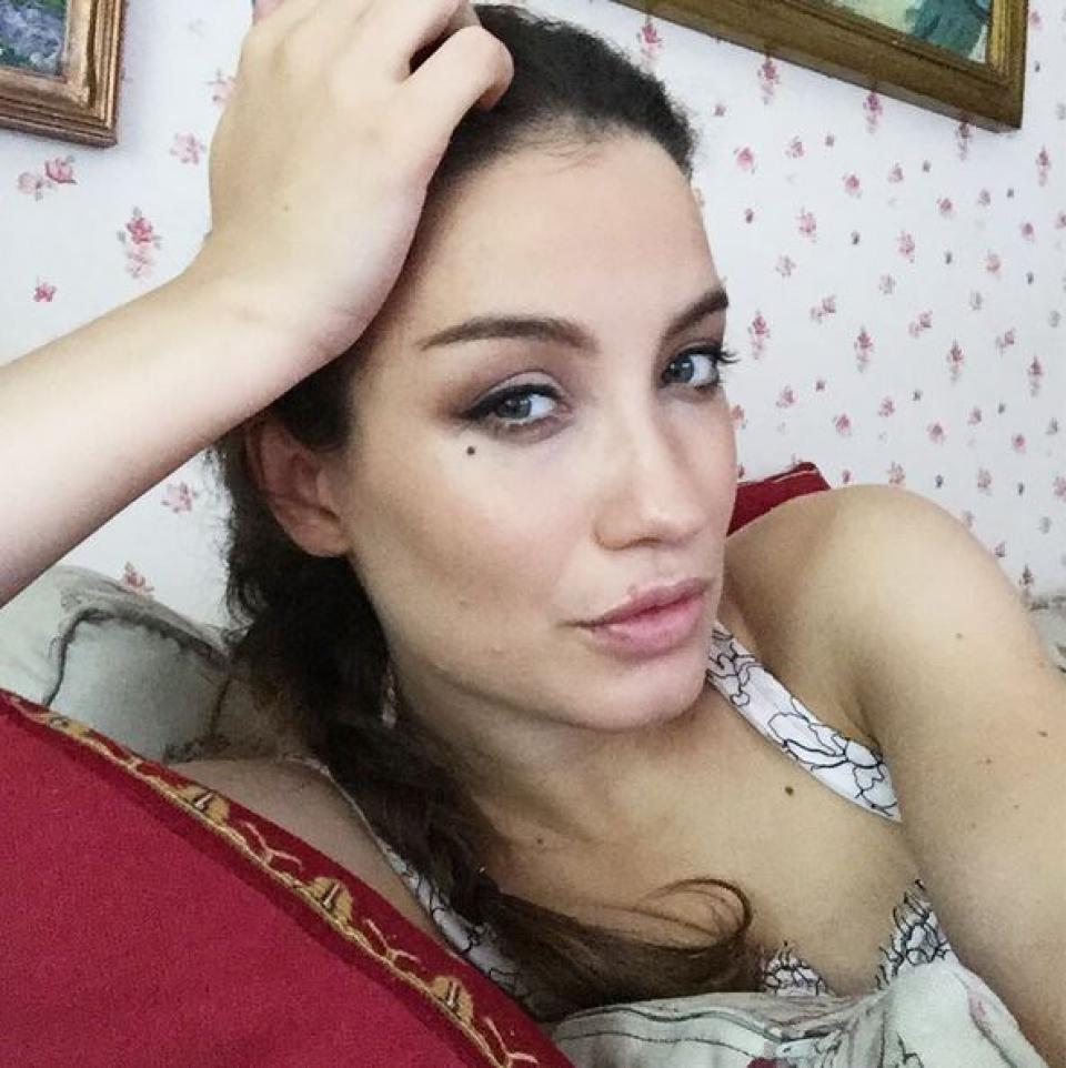 Виктория Дайнеко. Кокосовый чай, шоколад, сериал в кадр не уместились, но, как утверждает сама Вика, это — выходной