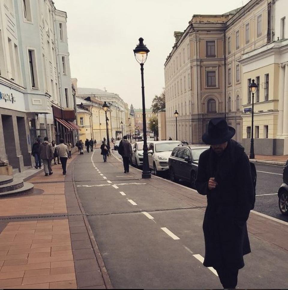 Дима Билан замаскировался и пошел на прогулку. Ох, шпион!