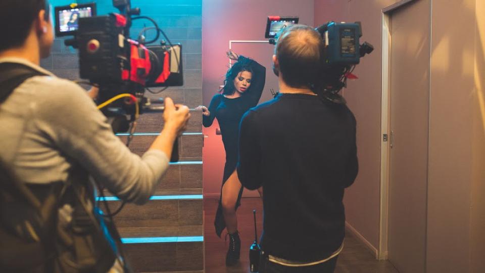 zhenskih-tualetah-semki-klipa-byanki-seks-molodimi