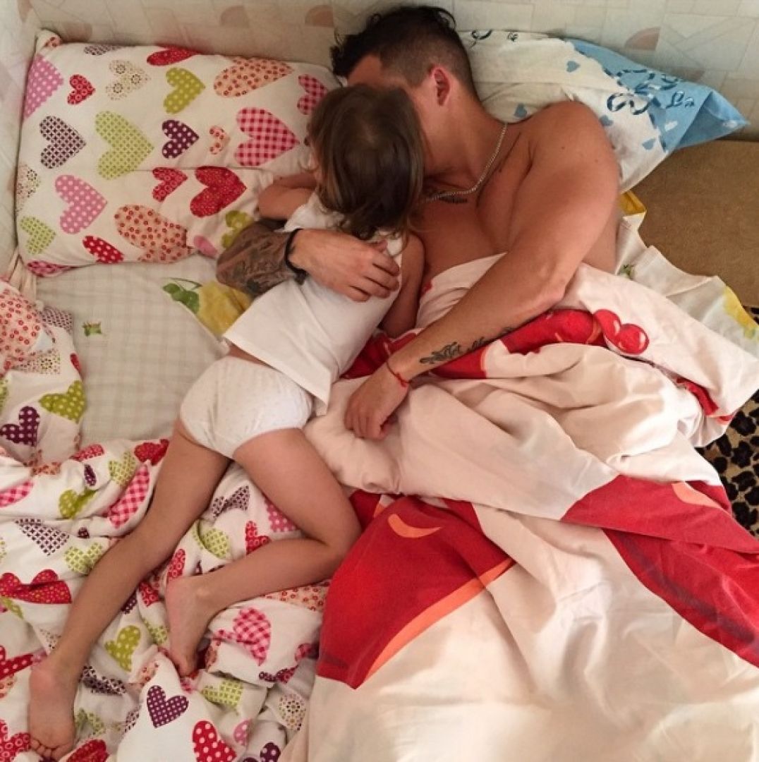 эротика папа с дочкой спит фото 93